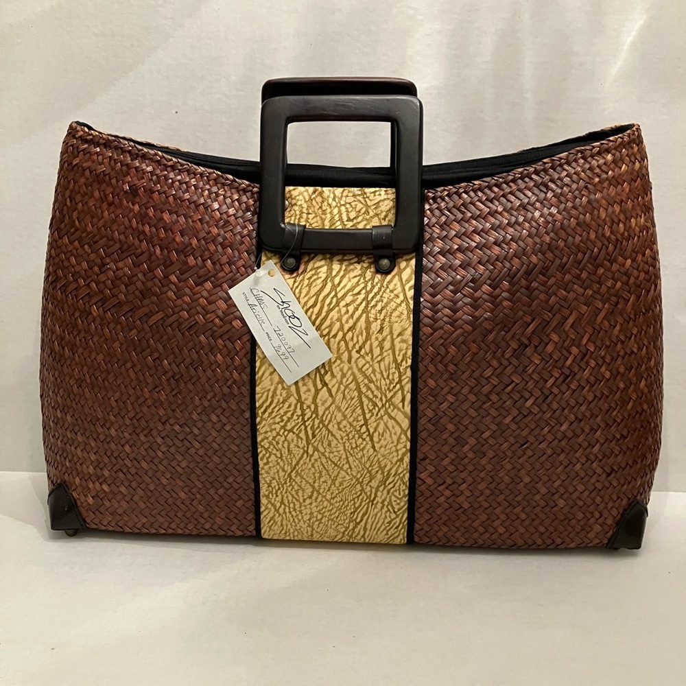 Chaos straw tote with wood handles